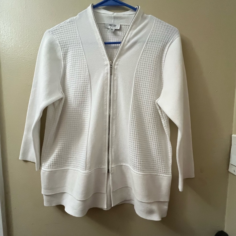 Per Se Textured White Knit zip front top jacket
Size M